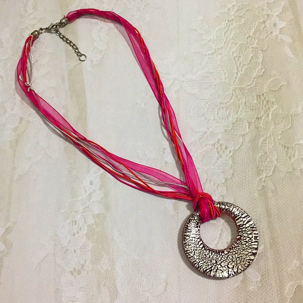 Crackle glass ribbon necklace